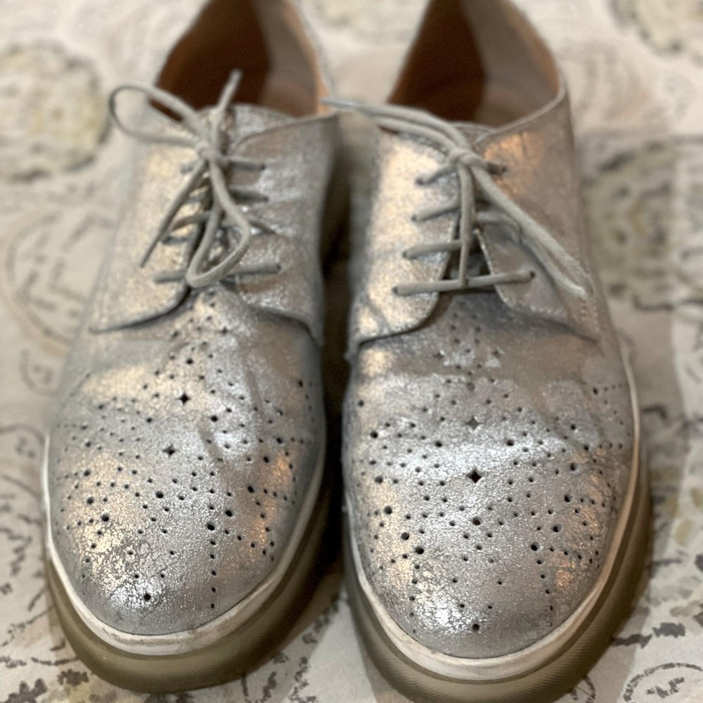 Used GEOX Oxford, sized 40 in patent leather. Purchased in Europe
